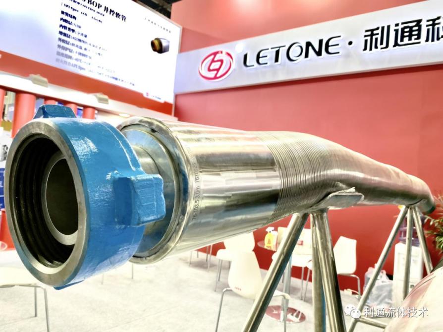 Large diameter flange suction hose